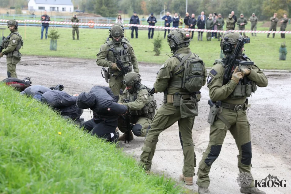  Ćwiczenia służb: scenariusze zagrożeń i działania szturmowe - zdjęcie 15