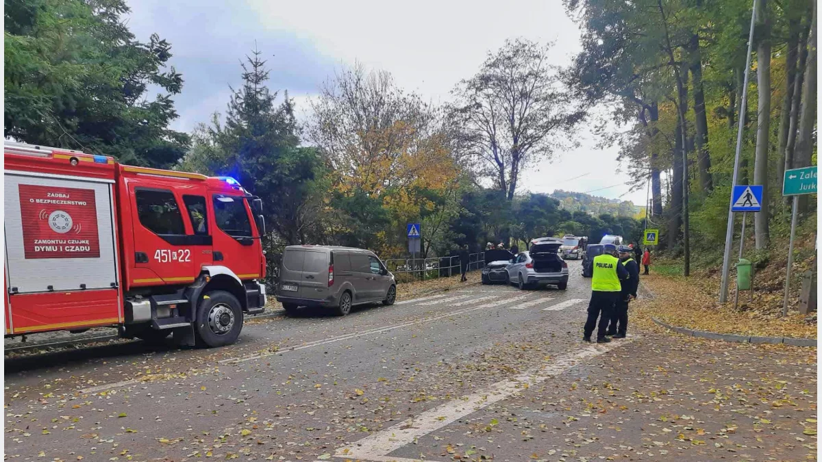 Wypadek w Słopnicach – zderzenie trzech aut, jedna osoba ranna/fot.: OSP Słopnice Dolne