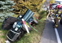 Auto w rowie, jedna osoba w szpitalu - zdjęcie główne