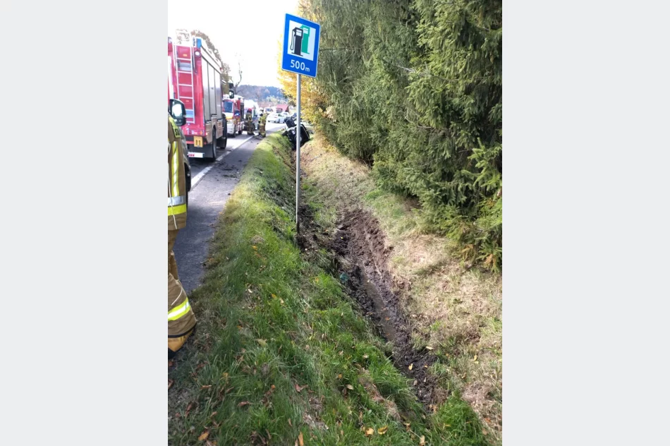 Auto w rowie, jedna osoba w szpitalu - zdjęcie 2