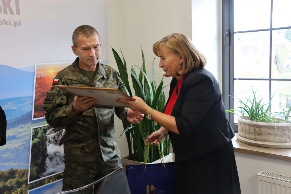Zmiana dowódcy 11. Małopolskiej Brygady Obrony Terytorialnej. Podziękowania i gratulacje od Burmistrz Limanowej - zdjęcie 3