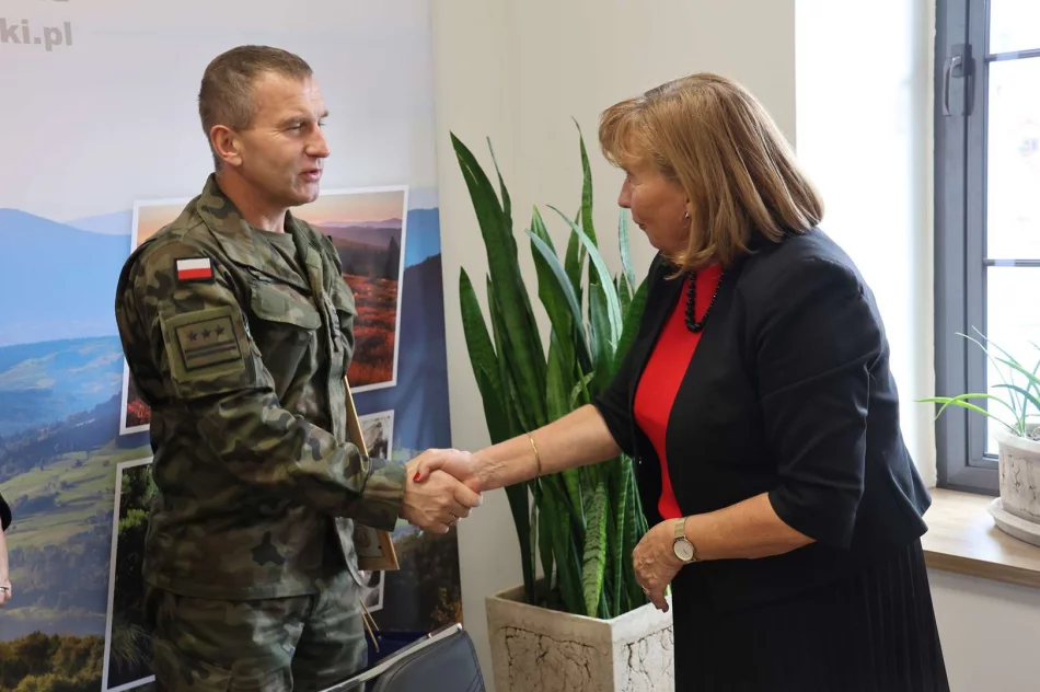 Zmiana dowódcy 11. Małopolskiej Brygady Obrony Terytorialnej. Podziękowania i gratulacje od Burmistrz Limanowej - zdjęcie 9