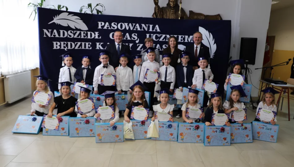 Pasowanie – wyjątkowy dzień pierwszoklasistów ze Szkoły Podstawowej nr 1 w Męcinie - zdjęcie 1