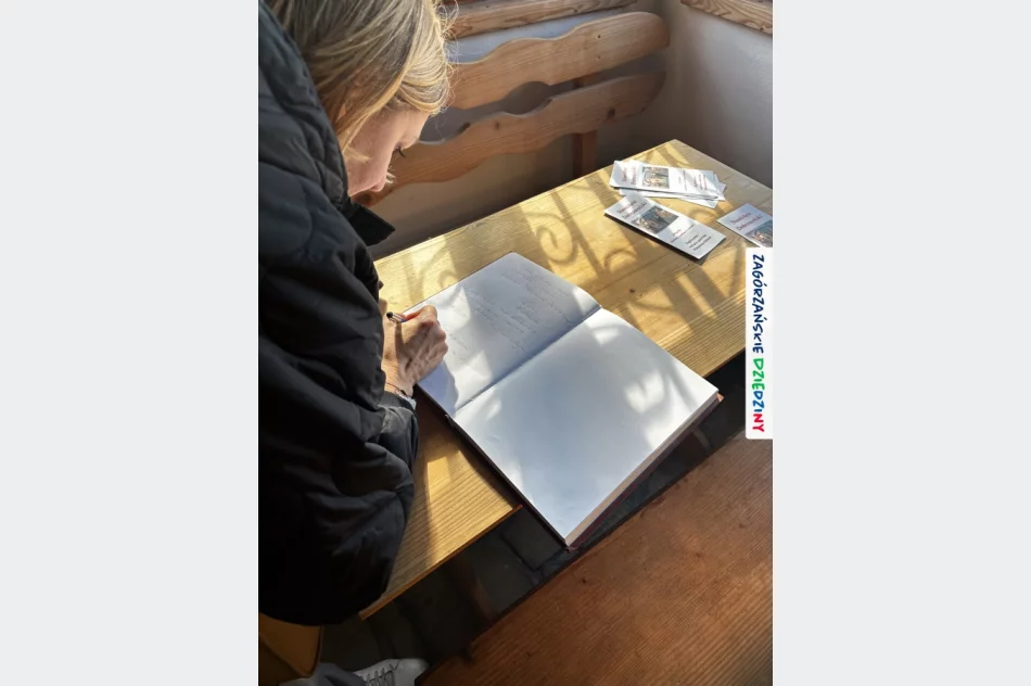Sztuka, która uczy - uczniowie w galerii - zdjęcie 4