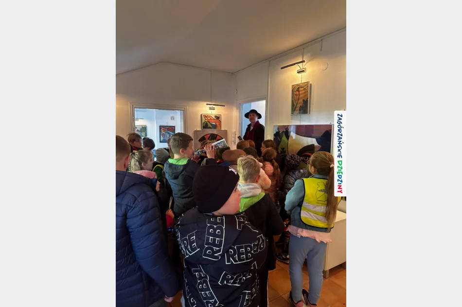 Sztuka, która uczy - uczniowie w galerii - zdjęcie 8