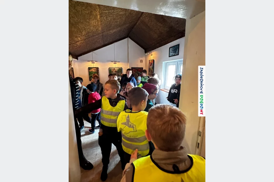 Sztuka, która uczy - uczniowie w galerii - zdjęcie 10