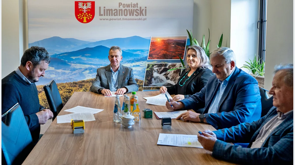 Podpisanie umowy z wykonawcą/fot.: Starostwo Powiatowe w Limanowej