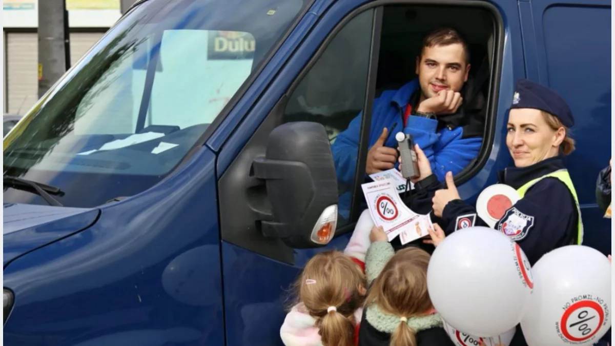 Przedszkolaki z Kamienicy i policja w akcji „No promil – No problem”/fot.: KPP Limanowa