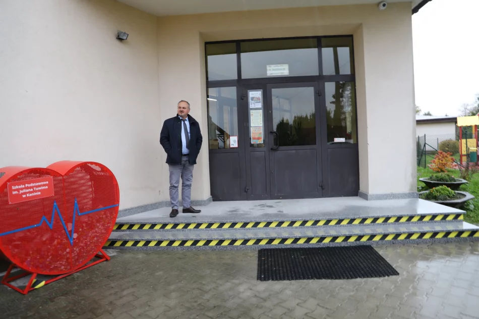 Modernizacja infrastruktury szkolnej - wejścia do szkół - zdjęcie 2