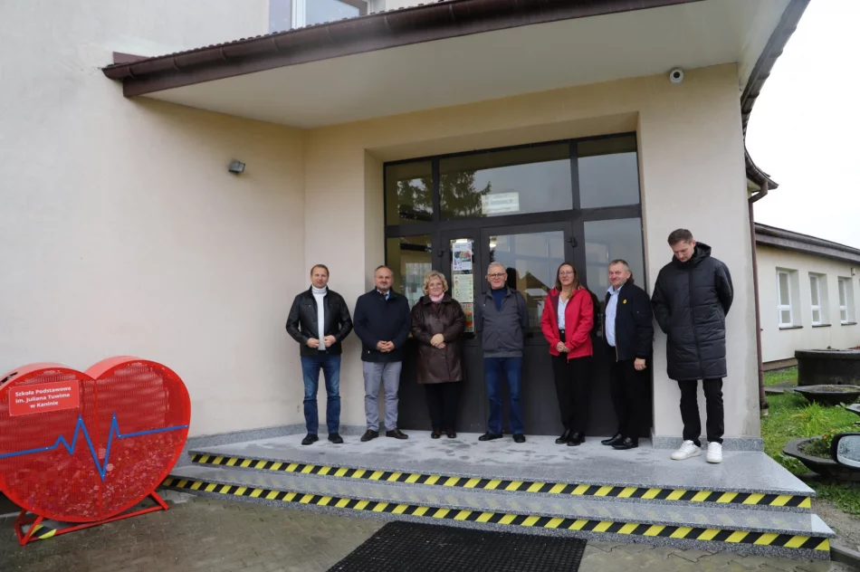 Modernizacja infrastruktury szkolnej - wejścia do szkół - zdjęcie 3