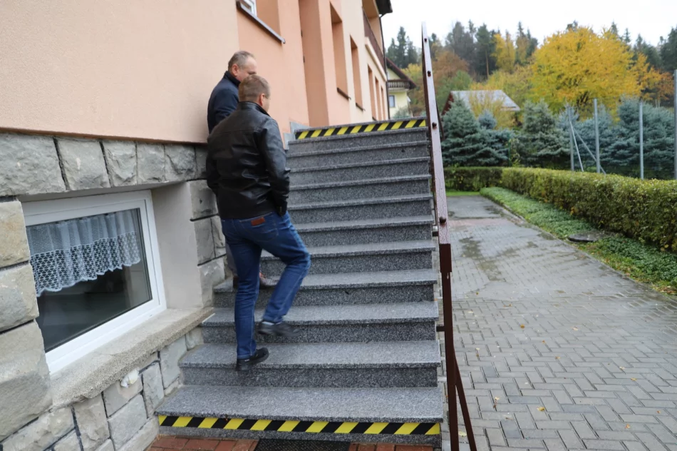Modernizacja infrastruktury szkolnej - wejścia do szkół - zdjęcie 4
