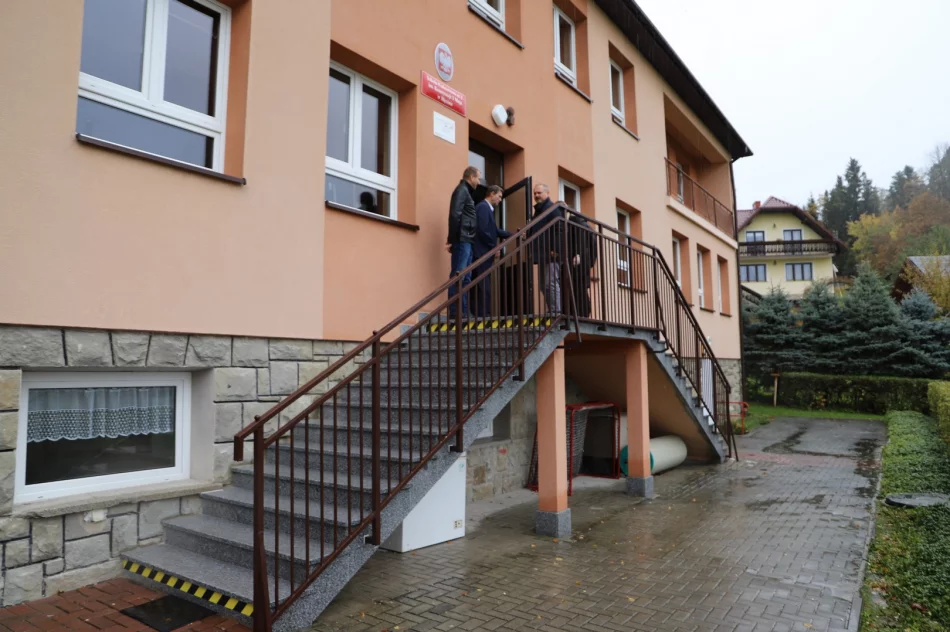 Modernizacja infrastruktury szkolnej - wejścia do szkół - zdjęcie 9