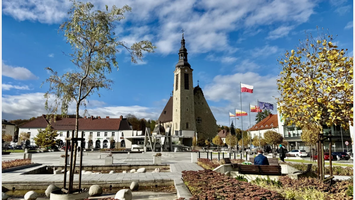 Rynek w Limanowej - jesień 2025 r. (fot. Limanowa.in)