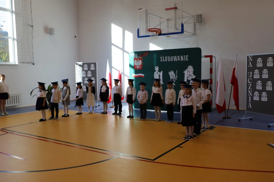 Ślubowanie uczniów klasy pierwszej w Szkole Podstawowej nr 2 w Siekierczynie - zdjęcie 2