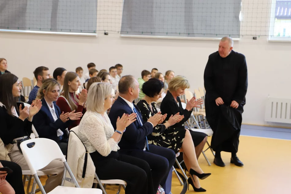 Ślubowanie uczniów klasy pierwszej w Szkole Podstawowej nr 2 w Siekierczynie - zdjęcie 6