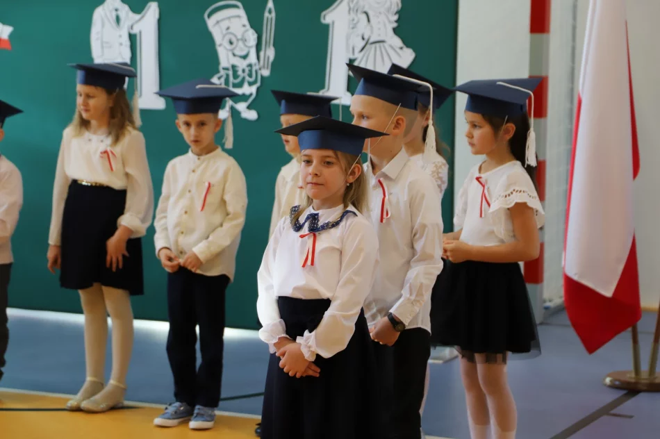 Ślubowanie uczniów klasy pierwszej w Szkole Podstawowej nr 2 w Siekierczynie - zdjęcie 8
