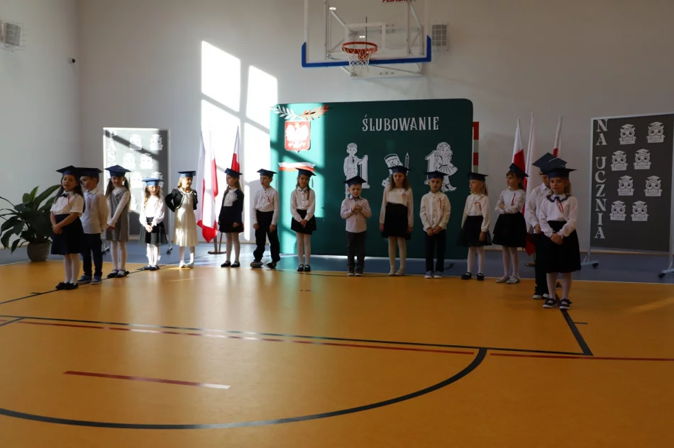 Ślubowanie uczniów klasy pierwszej w Szkole Podstawowej nr 2 w Siekierczynie - zdjęcie 13