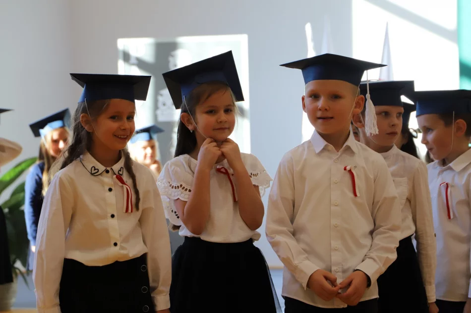 Ślubowanie uczniów klasy pierwszej w Szkole Podstawowej nr 2 w Siekierczynie - zdjęcie 17