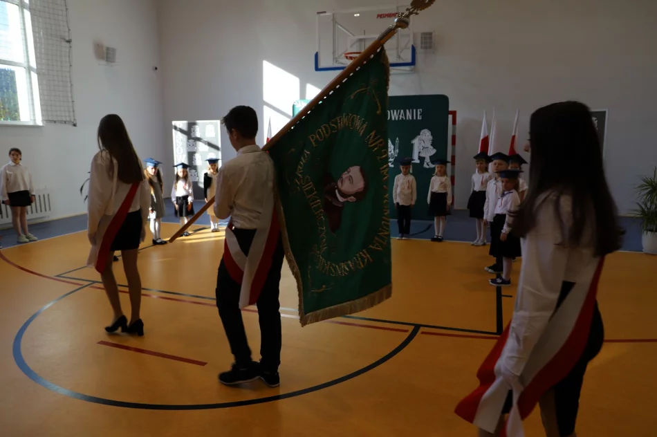 Ślubowanie uczniów klasy pierwszej w Szkole Podstawowej nr 2 w Siekierczynie - zdjęcie 18