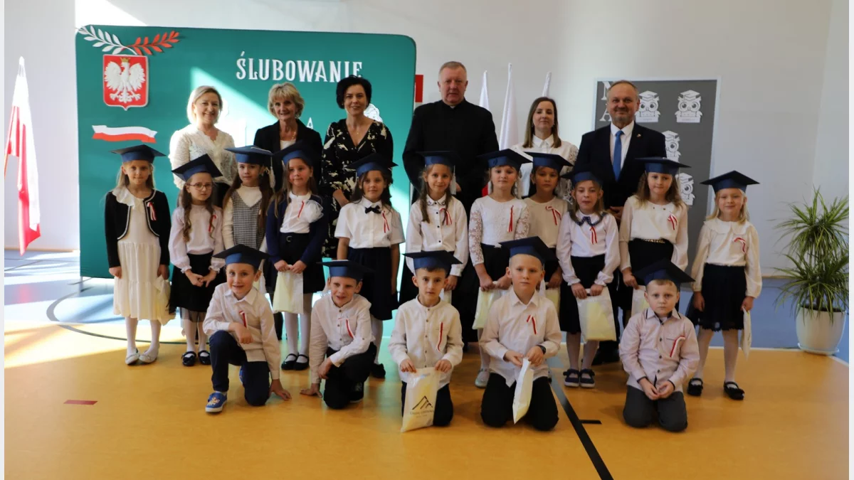 Ślubowanie uczniów klasy pierwszej w Szkole Podstawowej nr 2 w Siekierczynie