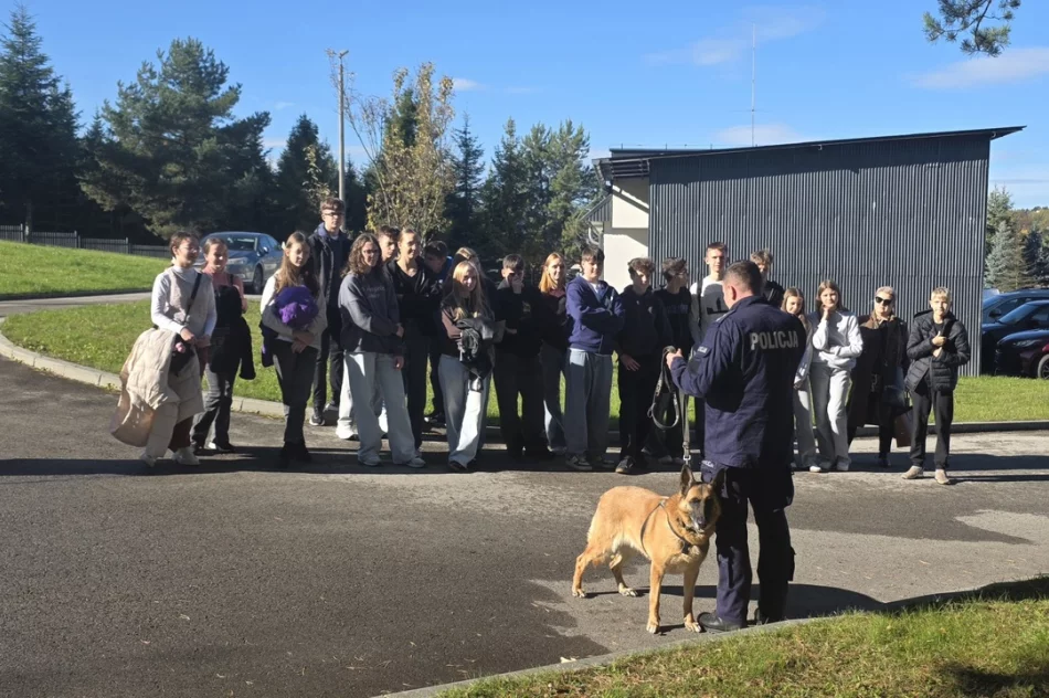 Ósmoklasiści poznali pracę policjantów - zdjęcie 2