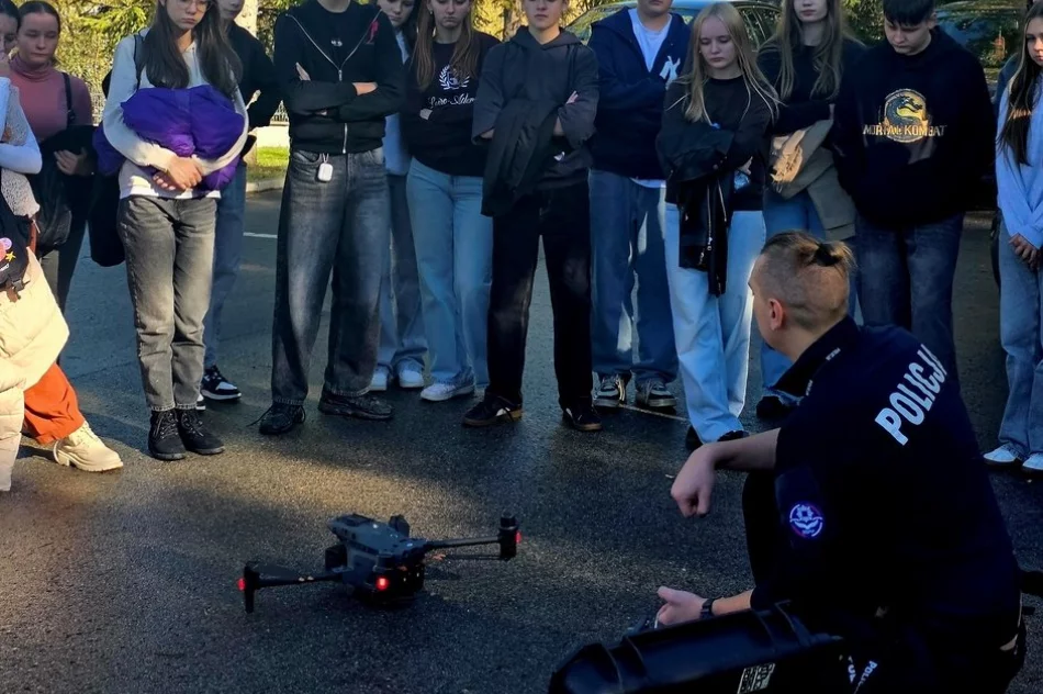 Ósmoklasiści poznali pracę policjantów - zdjęcie 3