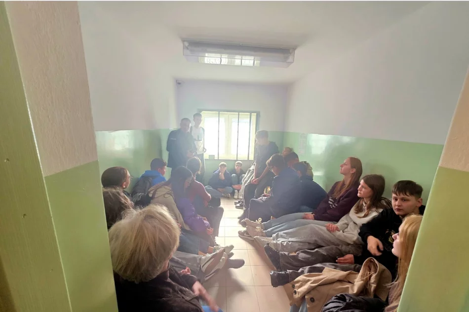 Ósmoklasiści poznali pracę policjantów - zdjęcie 7