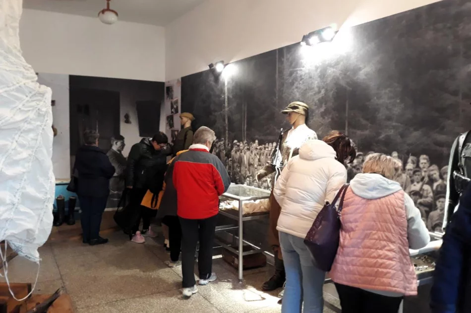 Seniorzy na szlaku historii  - zdjęcie 5
