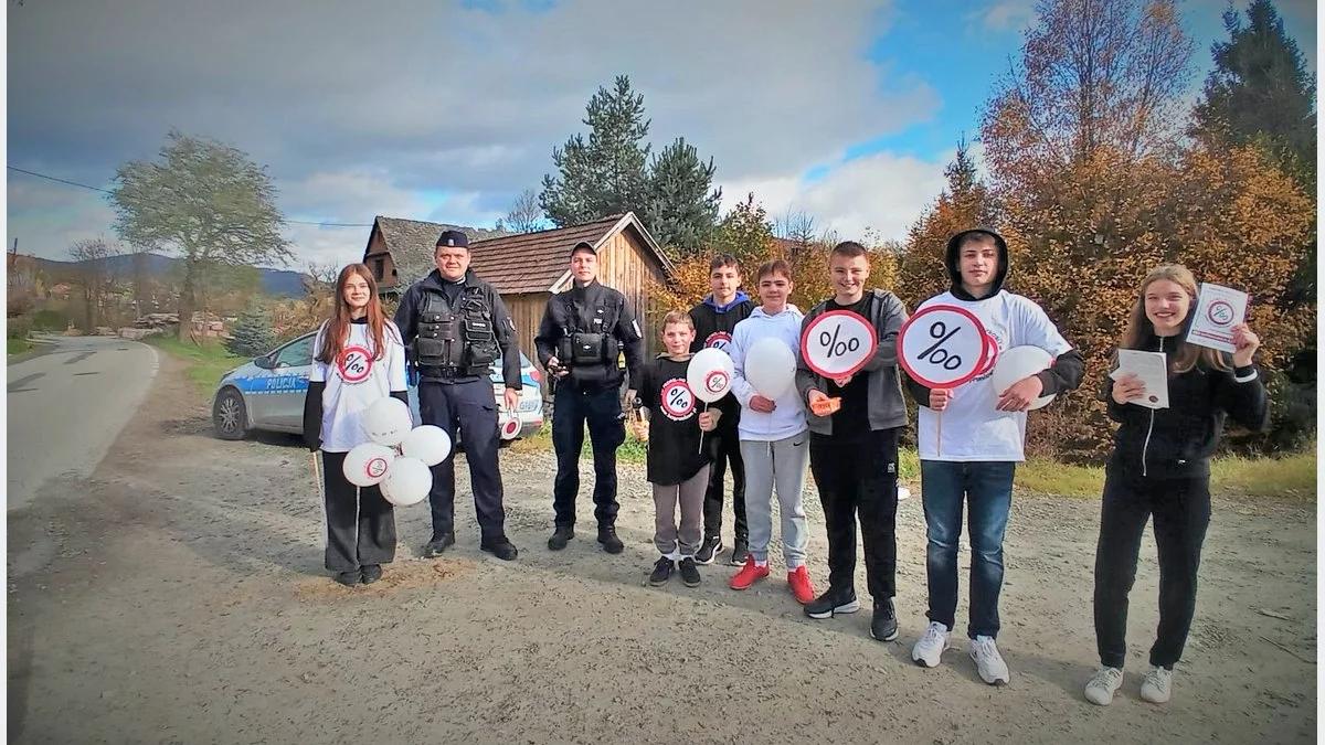 Olszówka. Marsz uczniów w kampanii „No Promil – No Problem”/fot.: KPP Limanowa