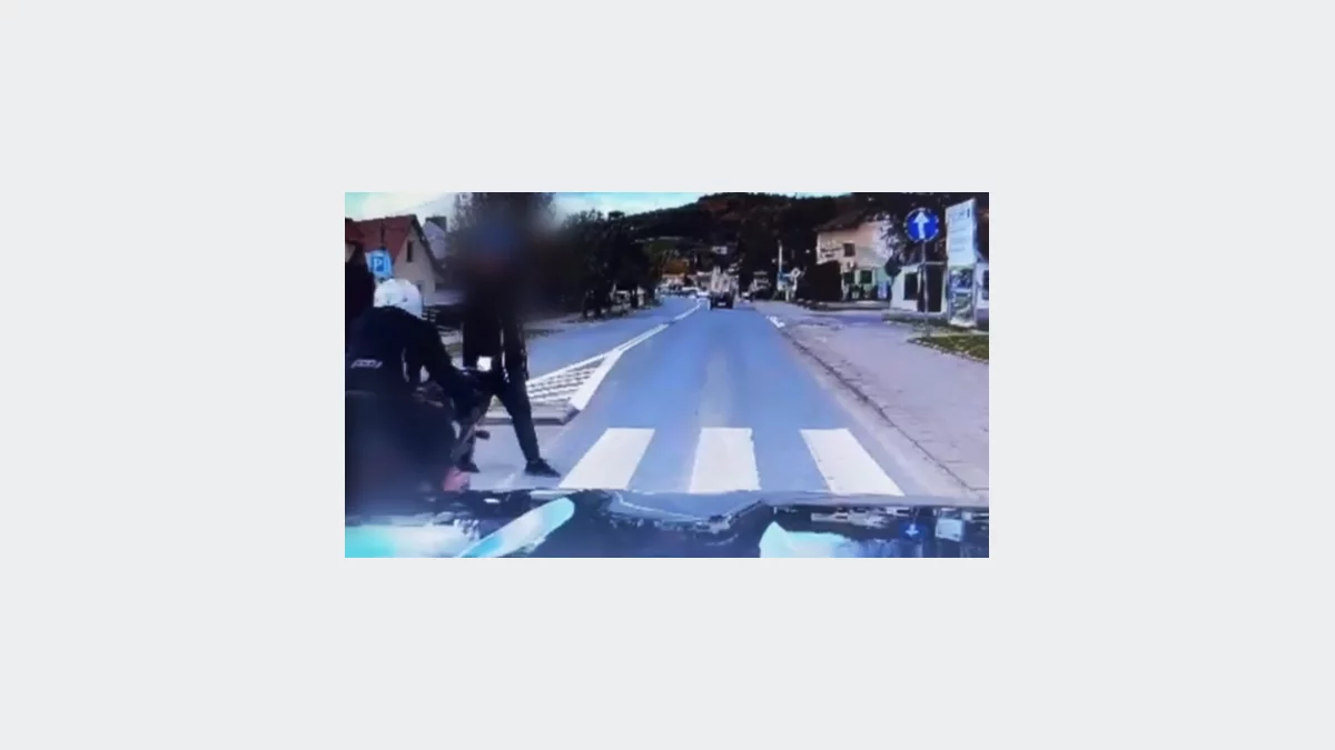 Areszt dla motocyklisty, który potrącił pieszego i uciekał (wideo)