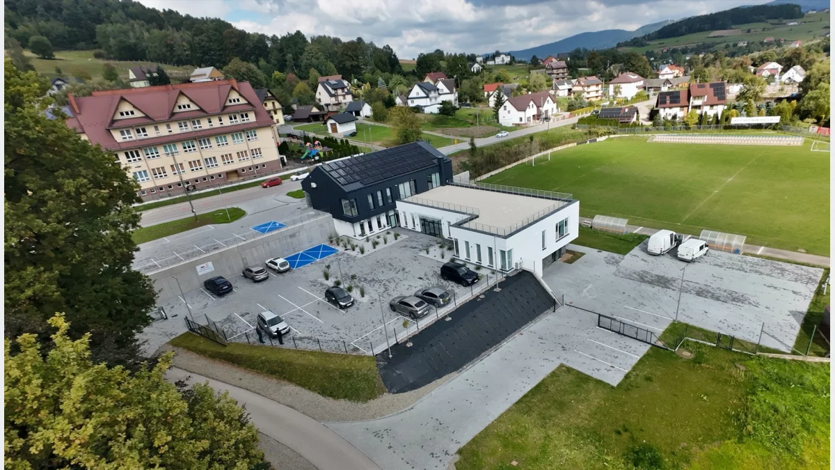 Otwarcie nowego obiektu w Starej Wsi: przedszkole, żłobek i zaplecze sportowe/fot.: UG Limanowa