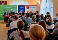 Policja zachęca do służby na spotkaniu w urzędzie pracy - zdjęcie główne