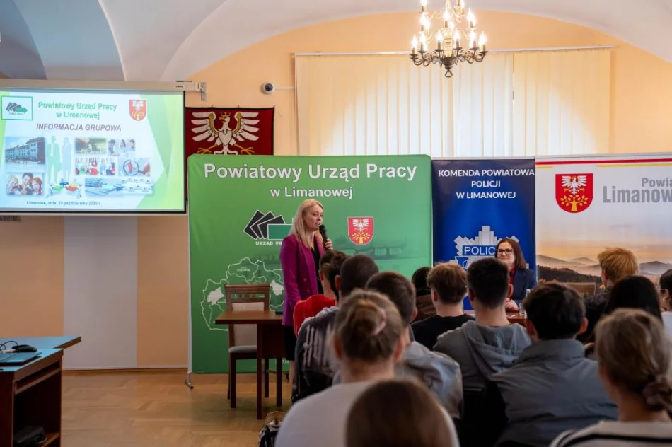 Policja zachęca do służby na spotkaniu w urzędzie pracy - zdjęcie 8