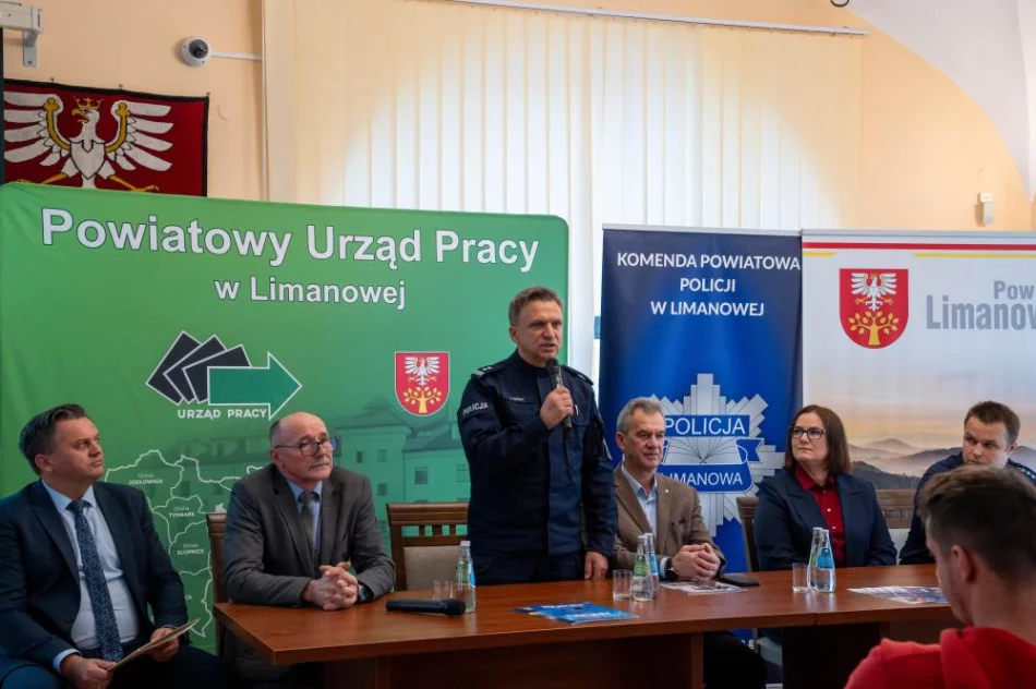 Policja zachęca do służby na spotkaniu w urzędzie pracy - zdjęcie 9