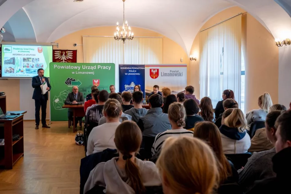 Policja zachęca do służby na spotkaniu w urzędzie pracy - zdjęcie 10