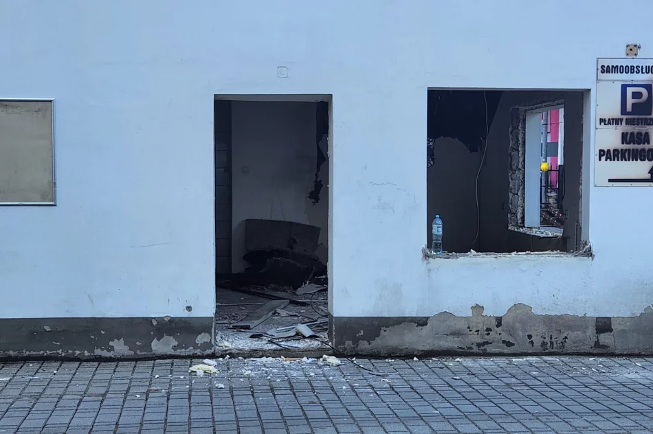 Parking przy starostwie zamknięty. Ruszyła rozbiórka budynku - zdjęcie 3