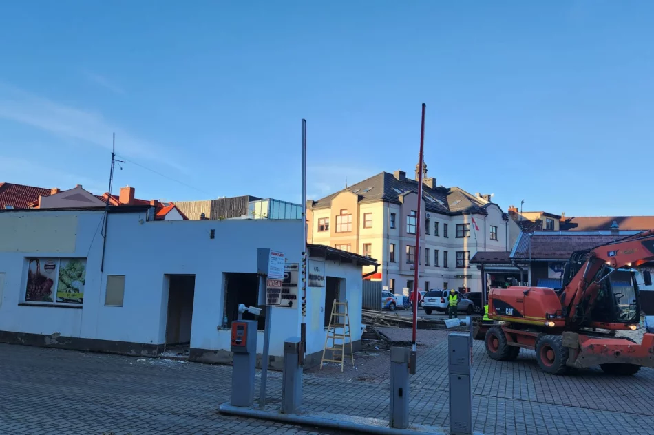 Parking przy starostwie zamknięty. Ruszyła rozbiórka budynku - zdjęcie 4