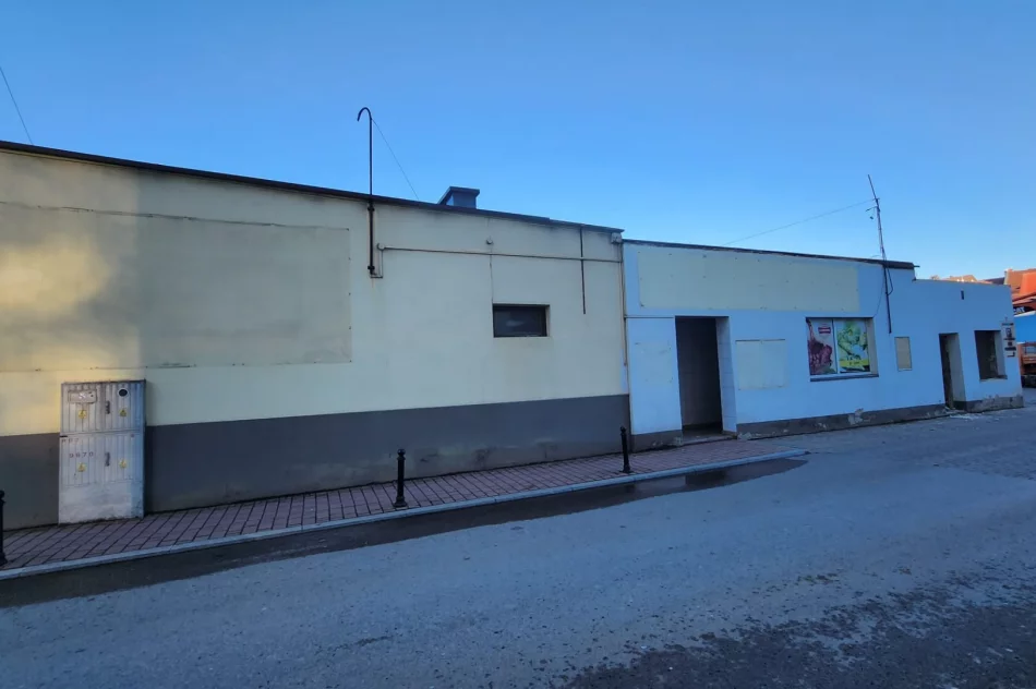 Parking przy starostwie zamknięty. Ruszyła rozbiórka budynku - zdjęcie 5