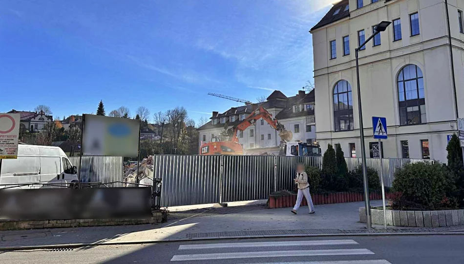 Parking przy starostwie zamknięty. Ruszyła rozbiórka budynku - zdjęcie 1