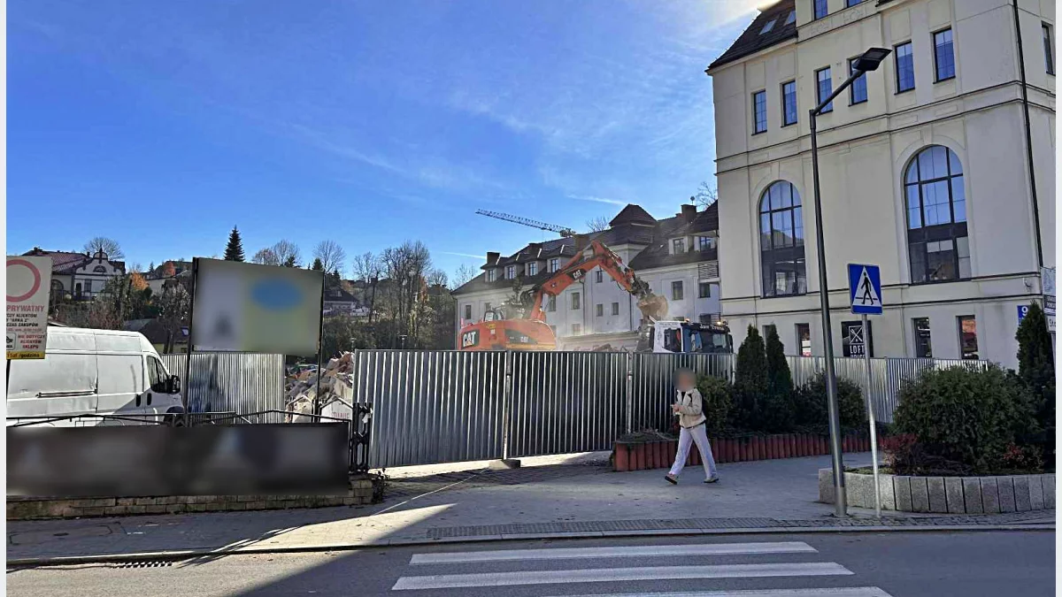 Parking przy starostwie zamknięty. Ruszyła rozbiórka budynku