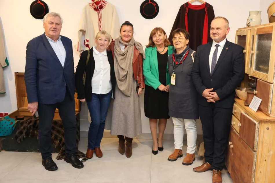 Gorące serce folkloru bije w Limanowej! Rozpoczęła się 51. „Limanowska SŁAZA”  - zdjęcie 16