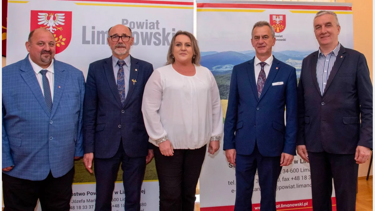Zarząd Powiatu Limanowskiego. Od lewej: J. Jaworski, W. Włodarczyk, E. Filipiak, M. Uryga, Cz. Kawalec/fot.: Starostwo Powiatowe w Limanowej