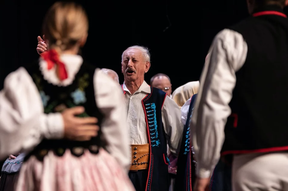 Wesele, zabójstwo i pogrzeb. Kontrowersje po występie i podejrzenia "nacisków" - zdjęcie 5