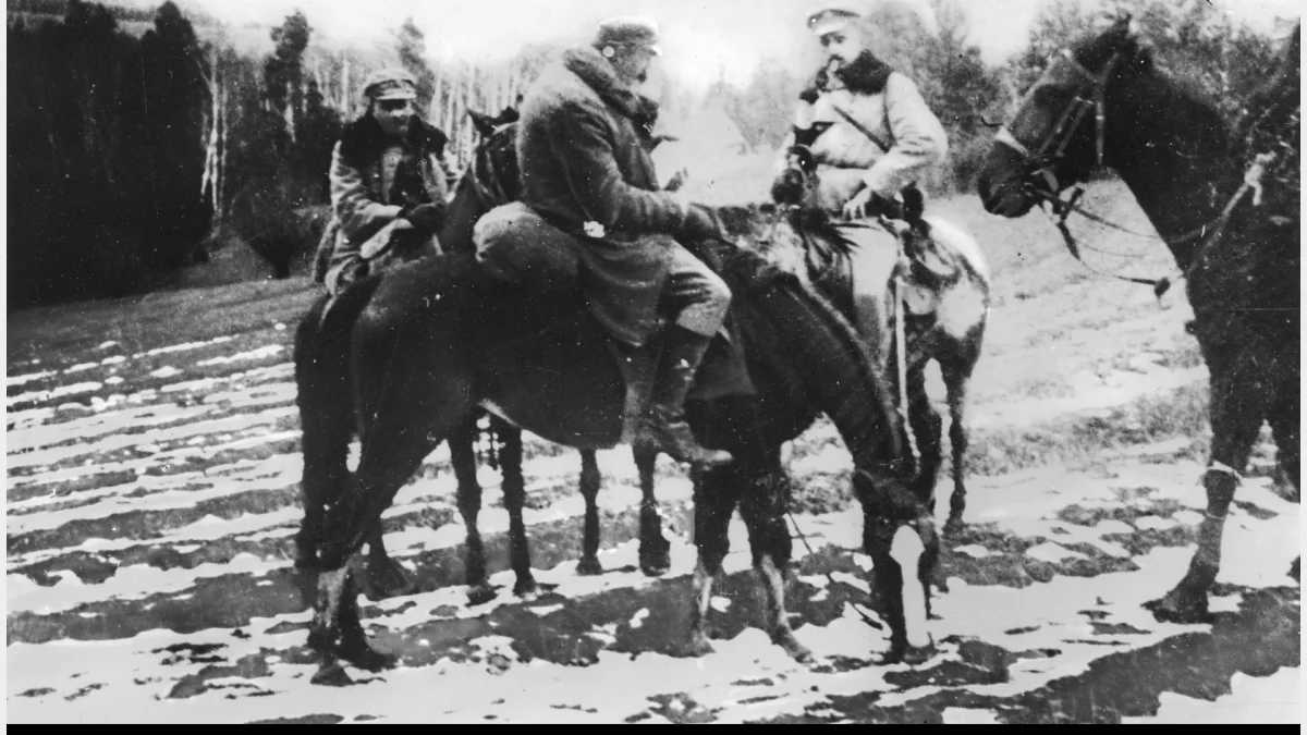 Józef Piłudski wraz z kawalerzystami legionowymi na drodze z Limanowej do Kamienicy (fot. NAC)