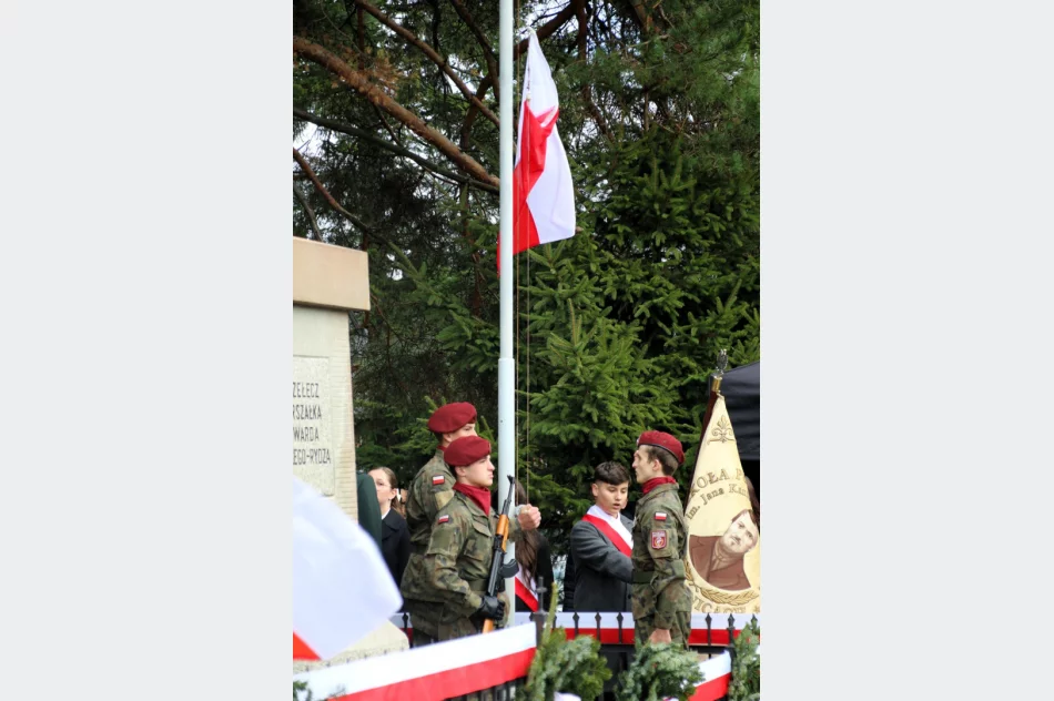 Wspólne świętowanie i pamięć o bohaterach na przełęczy (ZDJĘCIA) - zdjęcie 12