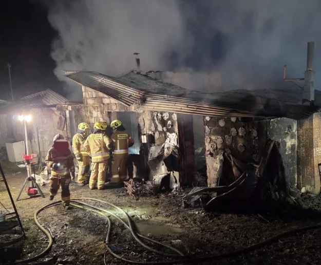 Jedna osoba nie żyje, a trzy są w szpitalu - tragiczny finał pożaru w Krosnej - zdjęcie główne