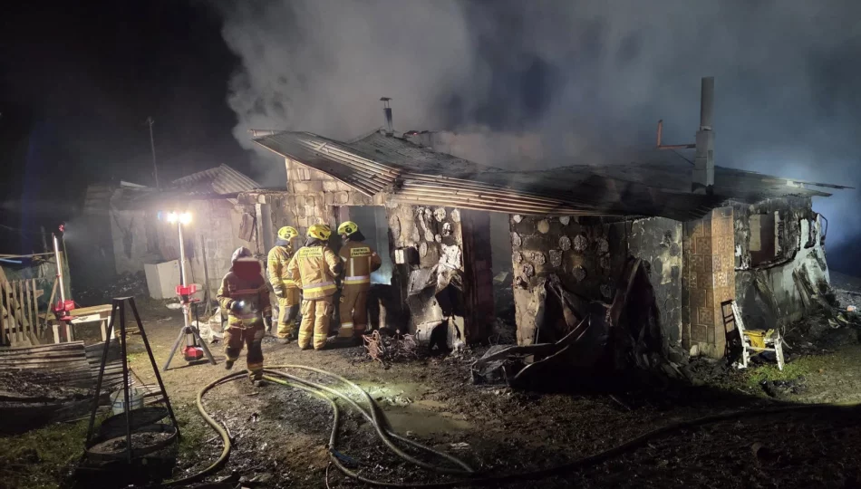 Jedna osoba nie żyje, a trzy są w szpitalu - tragiczny finał pożaru w Krosnej - zdjęcie 1