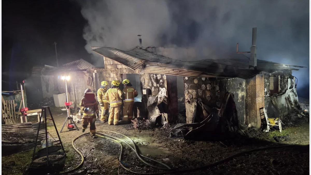 Jedna osoba nie żyje, a trzy są w szpitalu - tragiczny finał pożaru w Krosnej (fot. OSP Łososina Górna)