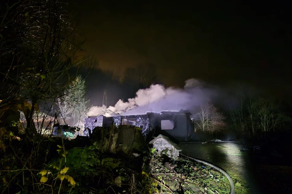 Jedna osoba nie żyje, a trzy są w szpitalu - tragiczny finał pożaru w Krosnej - zdjęcie 3