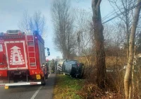 Auto uderzyło w ogrodzenie i słup - zdjęcie główne
